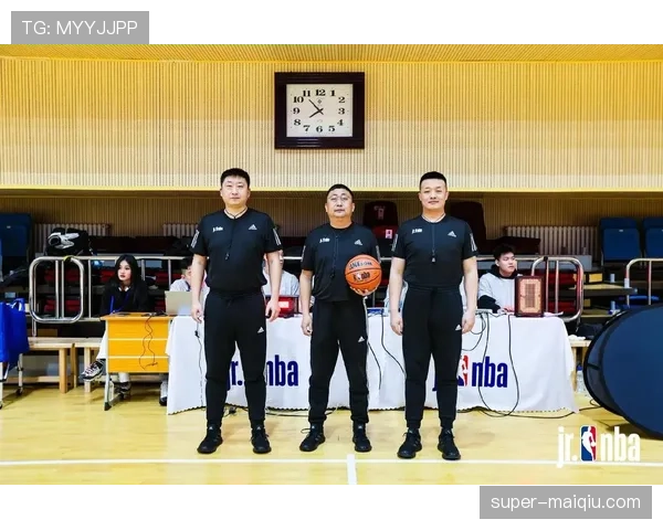 篮球规则中同时出界判定如何执行，裁判依据什么标准做出判罚